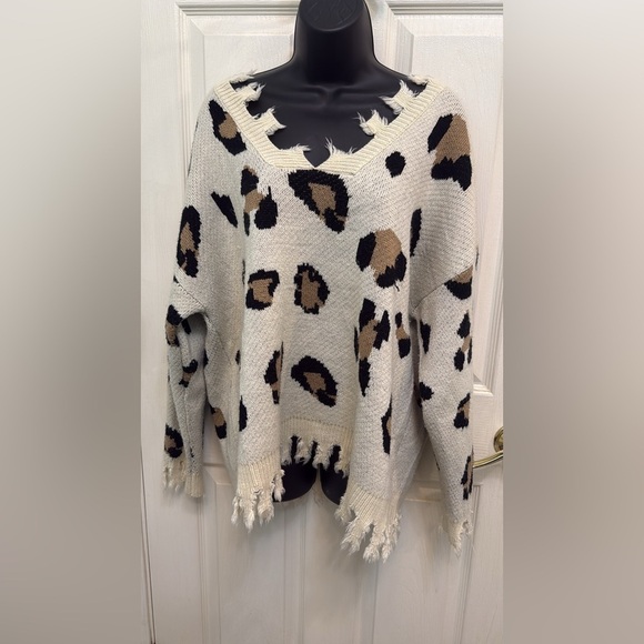 Anthropologie Sweaters - Anthropologie Entro Leopard Sweater V Neck Size Large Heavy Knit Distressed Hem